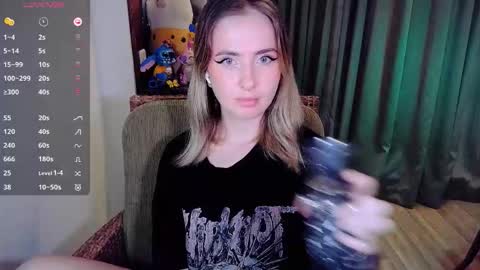 Snapshot of shyfoxxxy chatting on 10-11-25, 06:23 Effie online show from 10-11-25, 06:23