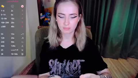 Snapshot of shyfoxxxy chatting on 10-14-25, 10:05 Effie online show from 10-14-25, 10:05