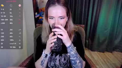 Snapshot of shyfoxxxy chatting on 10-15-25, 06:46 Effie online show from 10-15-25, 06:46