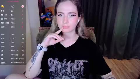 Snapshot of shyfoxxxy chatting on 10-18-25, 07:36 Effie online show from 10-18-25, 07:36