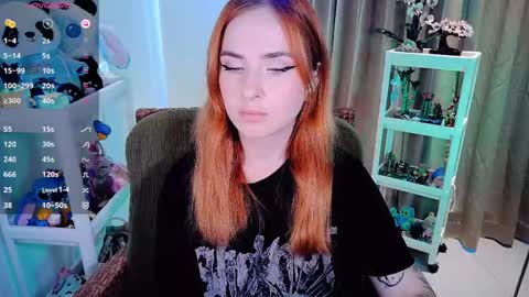 Snapshot of shyfoxxxy chatting on 04-30-26, 06:42 Effie online show from 04-30-26, 06:42