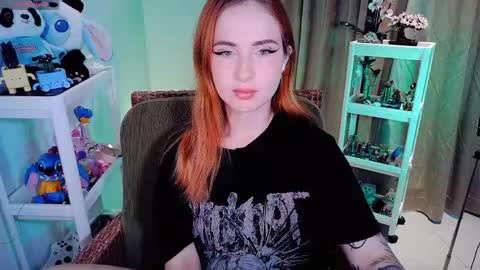 Snapshot of shyfoxxxy chatting on 05-17-26, 06:33 Effie online show from 05-17-26, 06:33