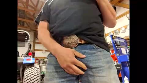 Snapshot of shyguycurious5 chatting on 10-30-25, 08:42 shyguycurious5 online show from 10-30-25, 08:42