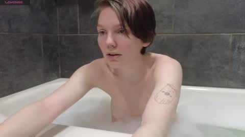 Snapshot of shyohiogirl chatting on 02-10-25, 07:36 Hippie online show from 02-10-25, 07:36