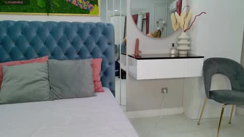 Sienna online show from 11-10-25, 05:17