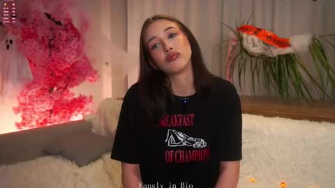 Snapshot of signehinz chatting on 10-31-25, 11:44 Eva online show from 10-31-25, 11:44