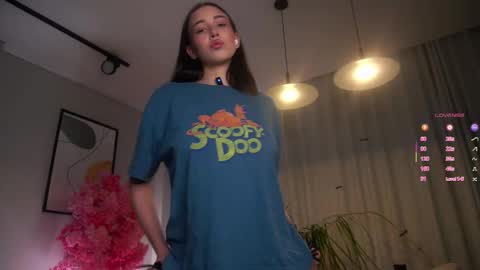 Snapshot of signehinz chatting on 11-06-25, 11:22 Eva online show from 11-06-25, 11:22