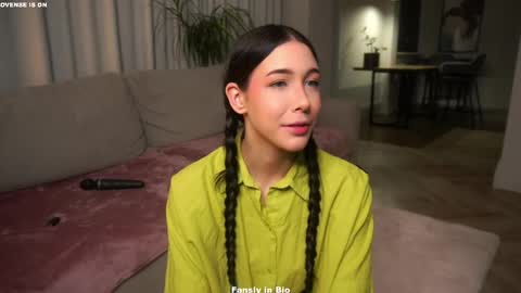 Snapshot of signehinz chatting on 11-20-25, 11:32 Eva online show from 11-20-25, 11:32