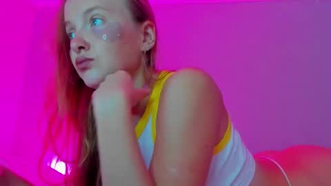 Snapshot of silky_huzelnut chatting on 09-09-25, 08:25 Mila online show from 09-09-25, 08:25