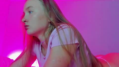 Snapshot of silky_huzelnut chatting on 09-10-25, 08:14 Mila online show from 09-10-25, 08:14