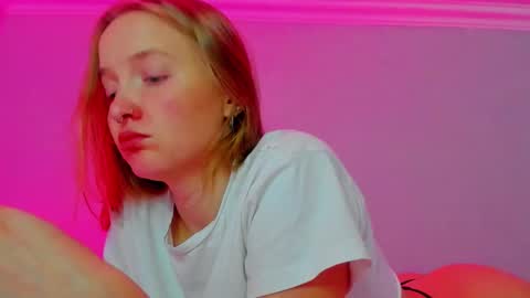 Snapshot of silky_huzelnut chatting on 09-13-25, 11:43 Mila online show from 09-13-25, 11:43