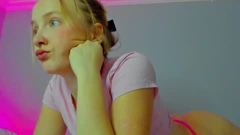 Snapshot of silky_huzelnut chatting on 09-22-25, 09:11 Mila online show from 09-22-25, 09:11