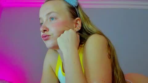 Snapshot of silky_huzelnut chatting on 09-24-25, 08:50 Mila online show from 09-24-25, 08:50