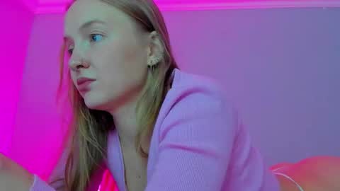 Snapshot of silky_huzelnut chatting on 09-29-25, 08:30 Mila online show from 09-29-25, 08:30