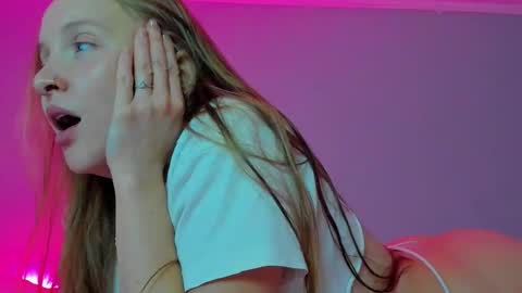 Snapshot of silky_huzelnut chatting on 09-30-25, 08:03 Mila online show from 09-30-25, 08:03