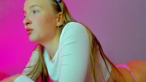 Snapshot of silky_huzelnut chatting on 10-05-25, 09:07 Mila online show from 10-05-25, 09:07