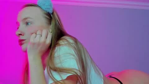 Snapshot of silky_huzelnut chatting on 10-08-25, 10:02 Mila online show from 10-08-25, 10:02