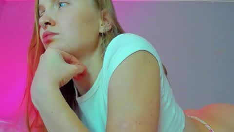 Snapshot of silky_huzelnut chatting on 10-12-25, 08:52 Mila online show from 10-12-25, 08:52