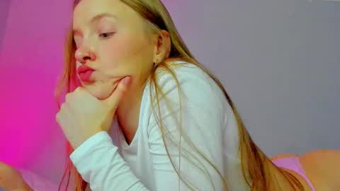 Snapshot of silky_huzelnut chatting on 10-13-25, 08:58 Mila online show from 10-13-25, 08:58