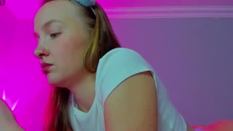 Snapshot of silky_huzelnut chatting on 10-17-25, 07:22 Mila online show from 10-17-25, 07:22