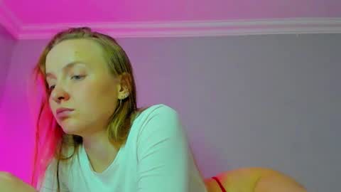 Snapshot of silky_huzelnut chatting on 10-26-25, 07:09 Mila online show from 10-26-25, 07:09