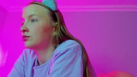 Snapshot of silky_huzelnut chatting on 10-27-25, 07:23 Mila online show from 10-27-25, 07:23