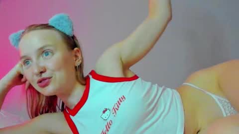 Snapshot of silky_huzelnut chatting on 10-31-25, 08:10 Mila online show from 10-31-25, 08:10