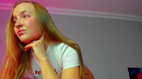 Snapshot of silky_huzelnut chatting on 11-17-25, 08:31 Mila online show from 11-17-25, 08:31