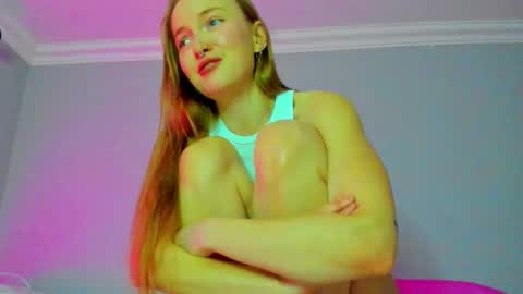 Snapshot of silky_huzelnut chatting on 11-19-25, 07:08 Mila online show from 11-19-25, 07:08