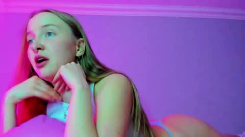 Snapshot of silky_huzelnut chatting on 12-04-25, 07:39 Mila online show from 12-04-25, 07:39