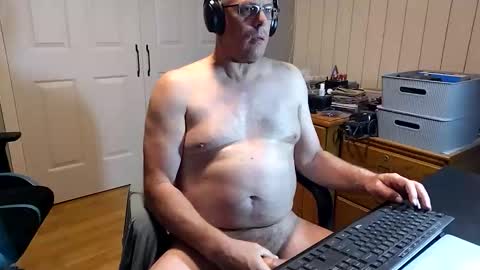 Snapshot of simon8t chatting on 11-19-25, 12:38 Simon online show from 11-19-25, 12:38