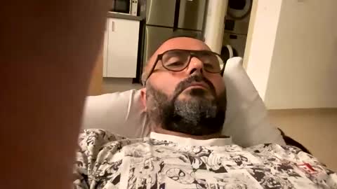 Snapshot of simon_bb chatting on 09-10-25, 09:37 Si online show from 09-10-25, 09:37