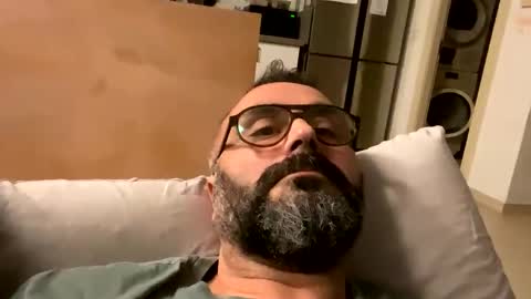 Snapshot of simon_bb chatting on 12-17-25, 10:27 Si online show from 12-17-25, 10:27