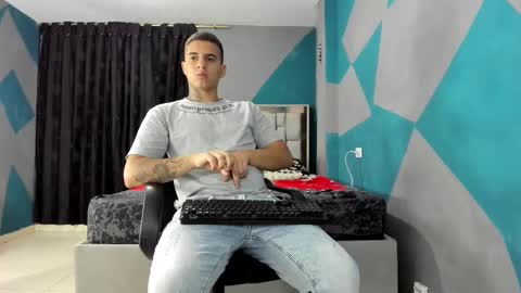 Snapshot of simonkeler chatting on 02-19-25, 06:33 SIMON KELER online show from 02-19-25, 06:33