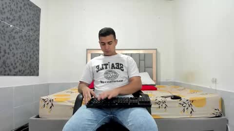 Snapshot of simonkeler chatting on 11-26-25, 11:06 SIMON KELER online show from 11-26-25, 11:06