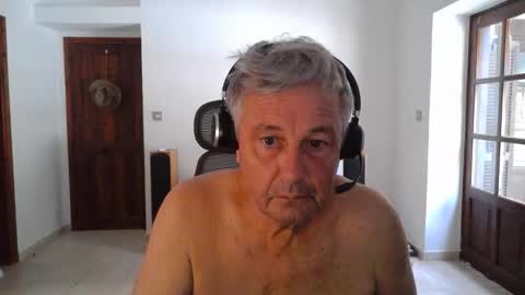 Snapshot of simonthenudist chatting on 09-17-25, 04:14 Simon online show from 09-17-25, 04:14