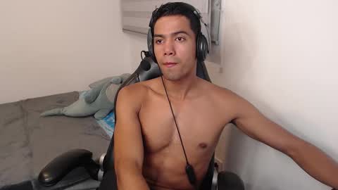 Snapshot of simple_guyy chatting on 01-18-26, 02:15 Andrey online show from 01-18-26, 02:15