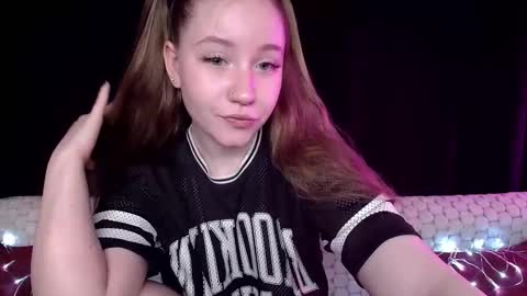 Snapshot of sindiwatsoon chatting on 12-19-24, 12:23 Sindi online show from 12-19-24, 12:23