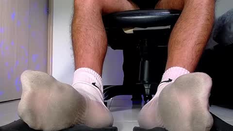 only foot                         worshipers here online show from 10-03-25, 09:12