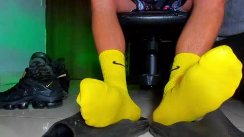 only foot                         worshipers here online show from 04-29-26, 05:11