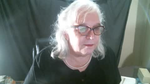 Sissy Diane online show from 11-22-25, 12:42