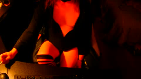 Snapshot of sissyred2314 chatting on 10-20-25, 12:44 red online show from 10-20-25, 12:44