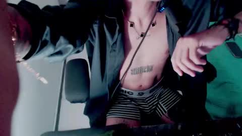 Snapshot of skateboy444 chatting on 11-05-25, 04:56 king online show from 11-05-25, 04:56