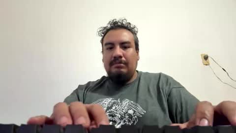 Snapshot of skinhell chatting on 12-04-25, 12:31 Elias online show from 12-04-25, 12:31