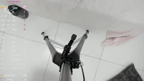 Snapshot of skinny_laura chatting on 01-03-25, 02:30 online show from 01-03-25, 02:30