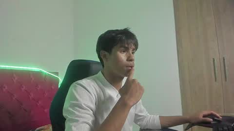 Snapshot of skinny_sam23 chatting on 04-23-26, 04:14 sam online show from 04-23-26, 04:14