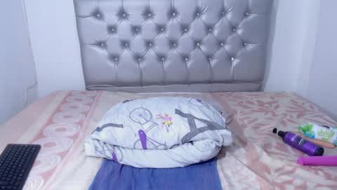 Snapshot of skinnyy_andtight chatting on 02-08-25, 06:33 Alexa online show from 02-08-25, 06:33