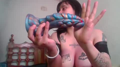 Skin online show from 10-12-25, 05:06