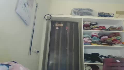 Snapshot of sklavepappu143 chatting on 11-19-25, 08:36 Indianslut1431 online show from 11-19-25, 08:36