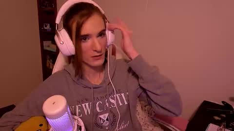 Snapshot of sky4dylancb chatting on 01-09-26, 07:33 Gem online show from 01-09-26, 07:33